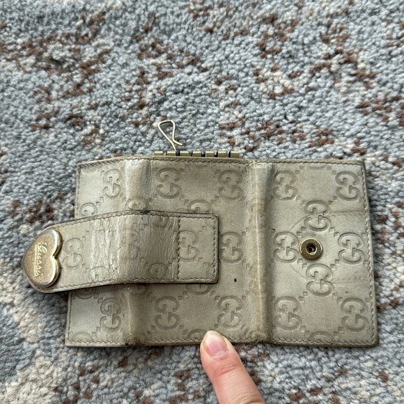 GUCCI Heart Leather Embossed 6 Key Holder Guccissima Beige Gold - Picture 7 of 7